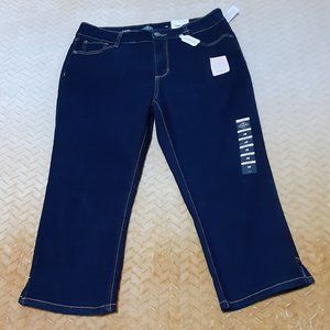 Women's St. John's Bay Stretch Secrectly Slender Jean Capris Size 12 NWT.